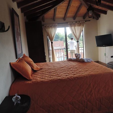 Oak Tree House Guest House Guatape Ngoại thất bức ảnh