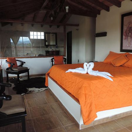 Oak Tree House Guest House Guatape Ngoại thất bức ảnh