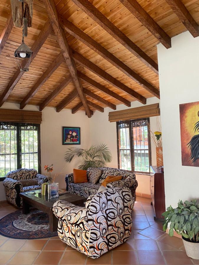 Oak Tree House Guest House Guatape Ngoại thất bức ảnh