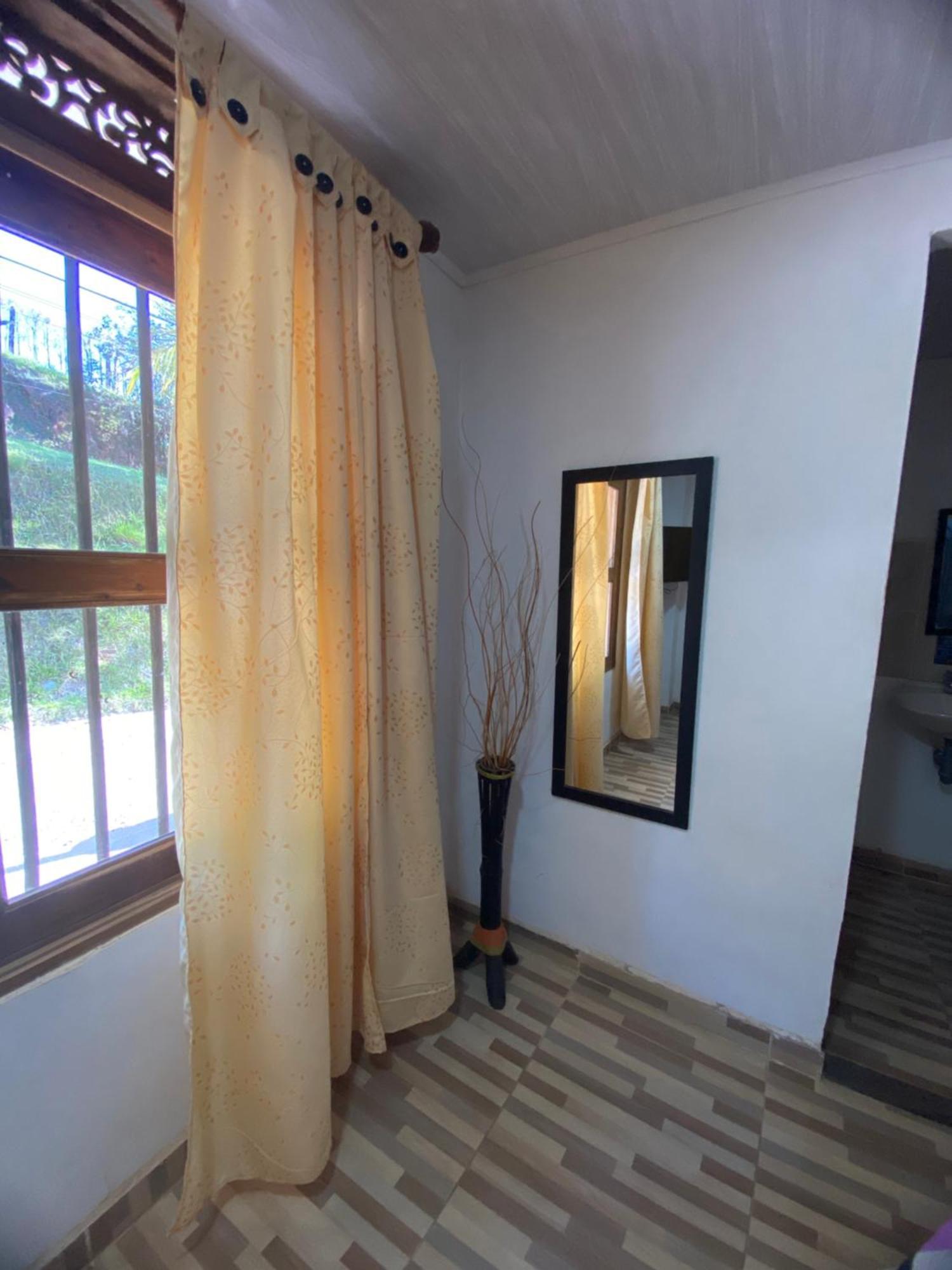 Oak Tree House Guest House Guatape Ngoại thất bức ảnh