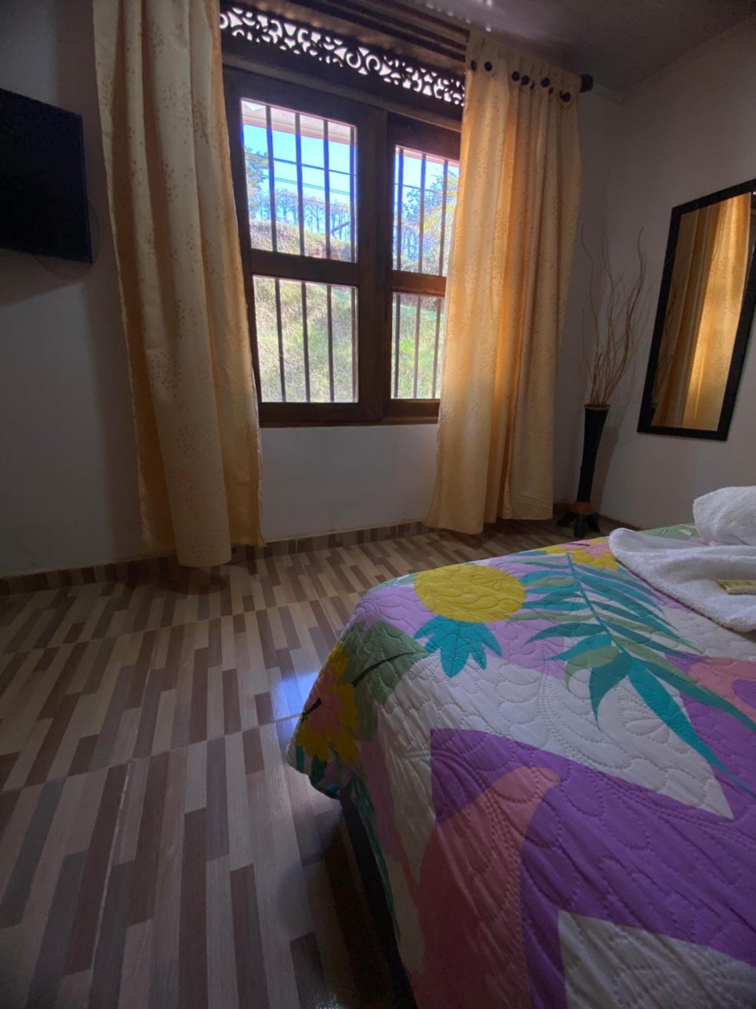 Oak Tree House Guest House Guatape Ngoại thất bức ảnh