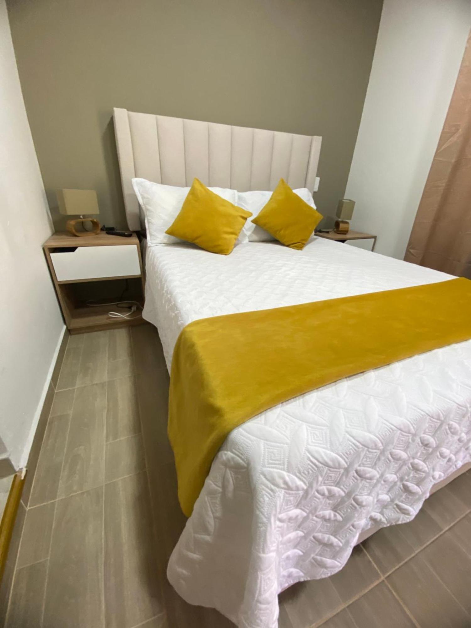 Oak Tree House Guest House Guatape Ngoại thất bức ảnh