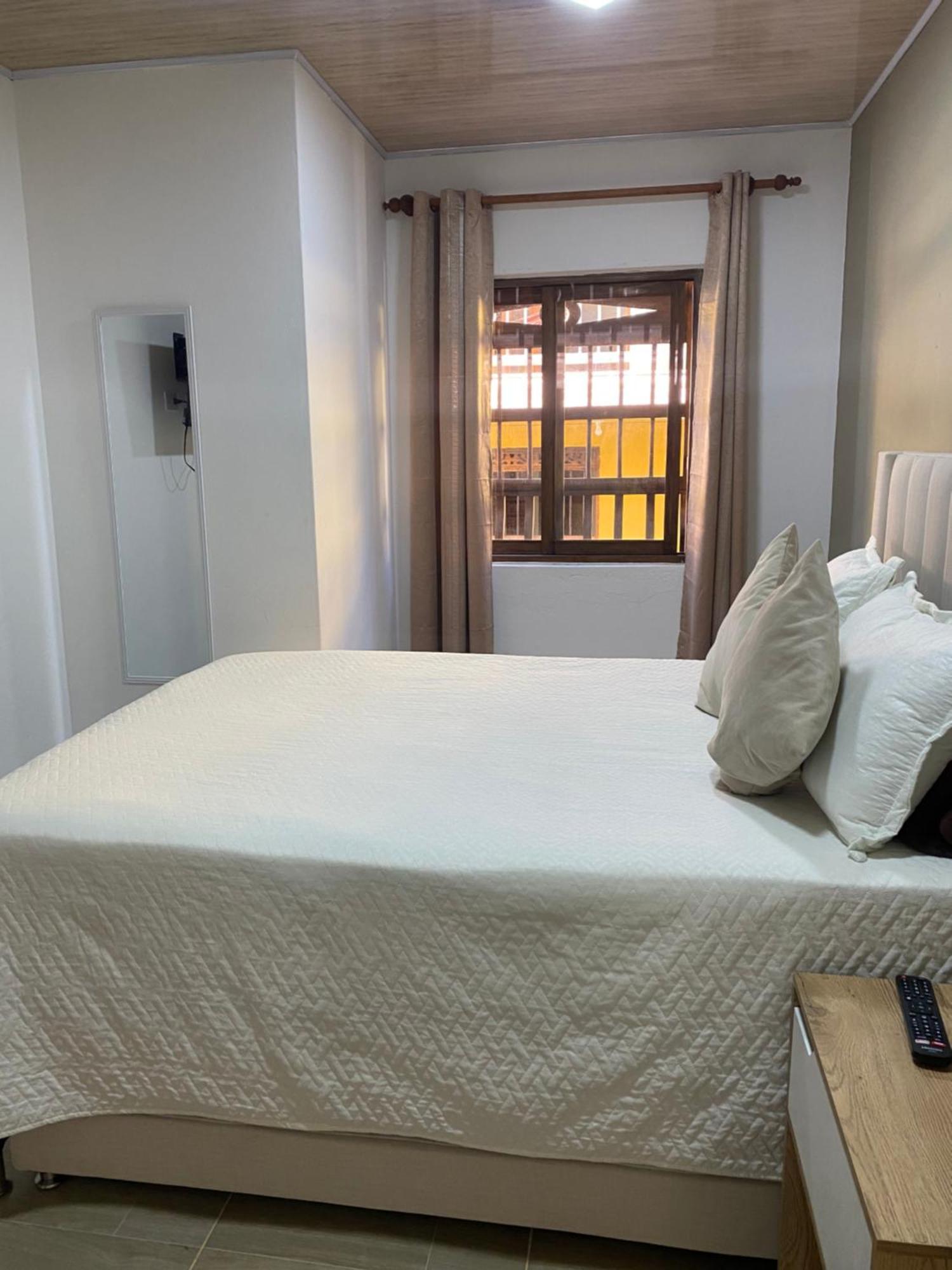Oak Tree House Guest House Guatape Ngoại thất bức ảnh