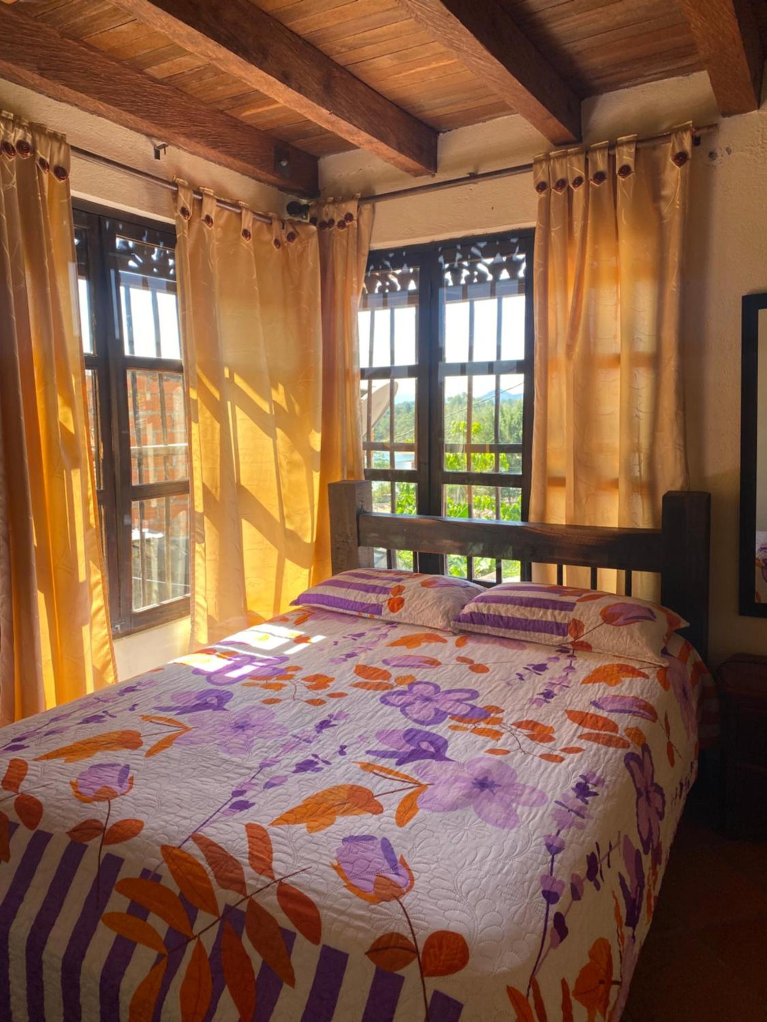 Oak Tree House Guest House Guatape Ngoại thất bức ảnh