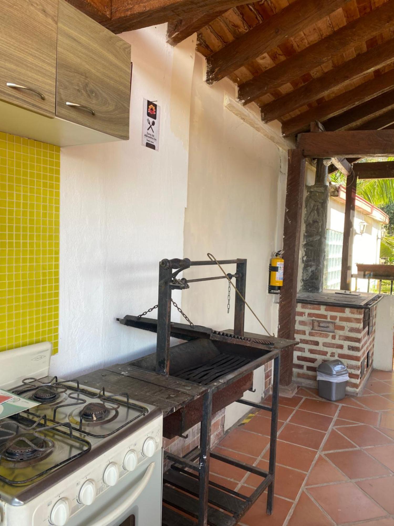 Oak Tree House Guest House Guatape Ngoại thất bức ảnh