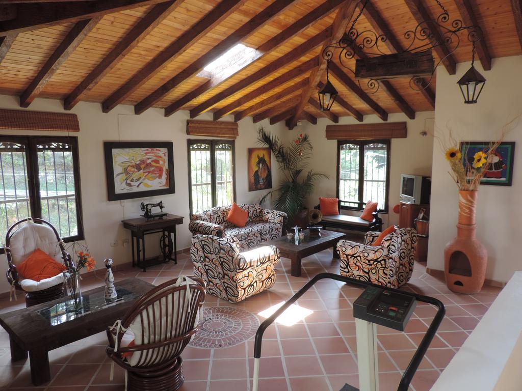 Oak Tree House Guest House Guatape Ngoại thất bức ảnh