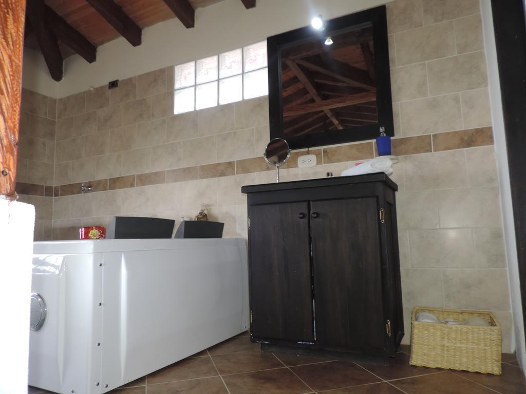 Oak Tree House Guest House Guatape Ngoại thất bức ảnh