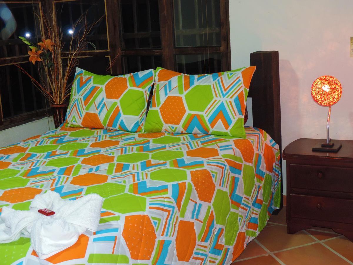 Oak Tree House Guest House Guatape Ngoại thất bức ảnh