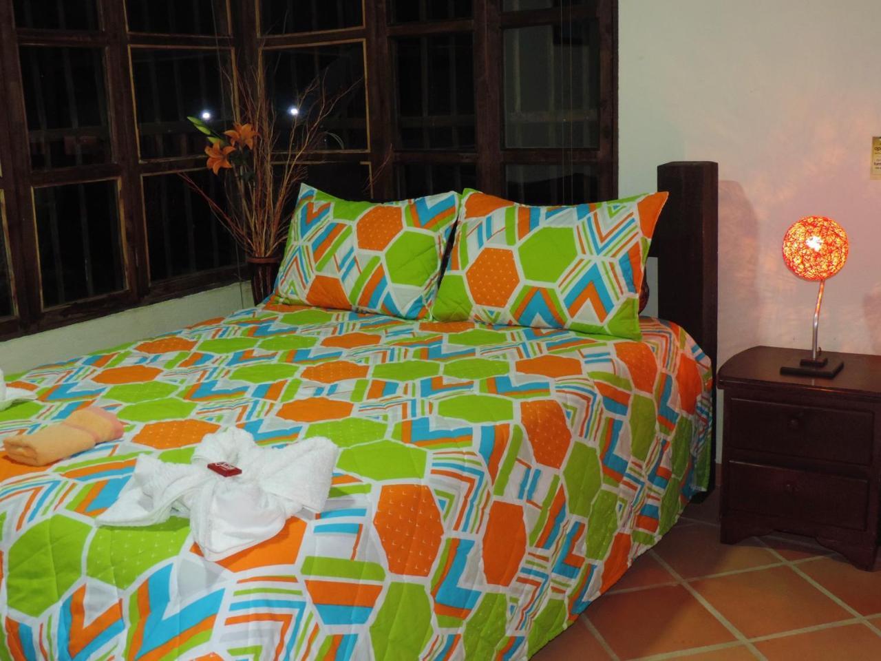 Oak Tree House Guest House Guatape Ngoại thất bức ảnh